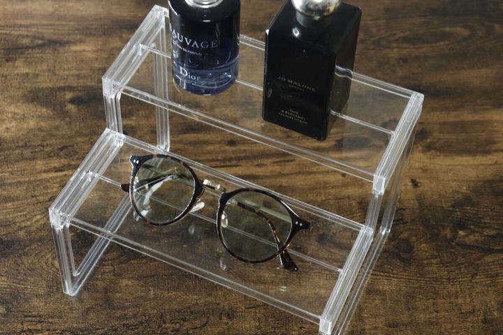 組み立てた透明ラックにメガネと香水瓶がディスプレイされている