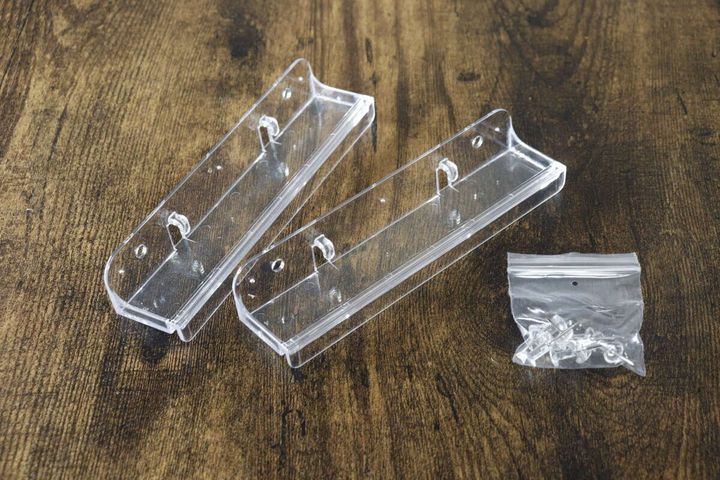 クリアスタンド2個と取り付け用押しピン