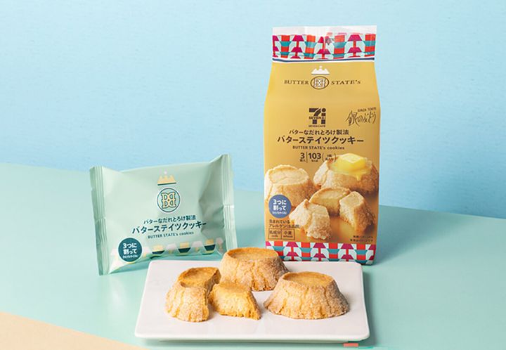 水色の背景に、バターステイツクッキーのパッケージと皿に盛られたクッキー