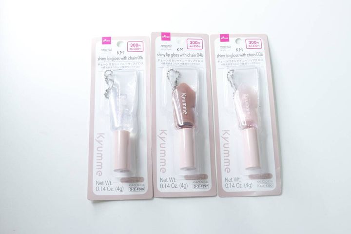 3色のチェーン付きリップグロスがパッケージに入った状態で並んでいる