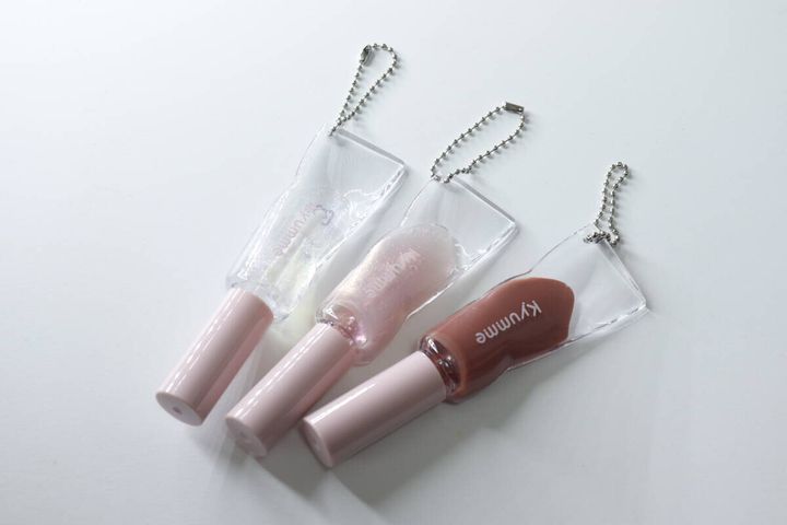 パッケージから出した3色のリップグロスが斜めに並べられている