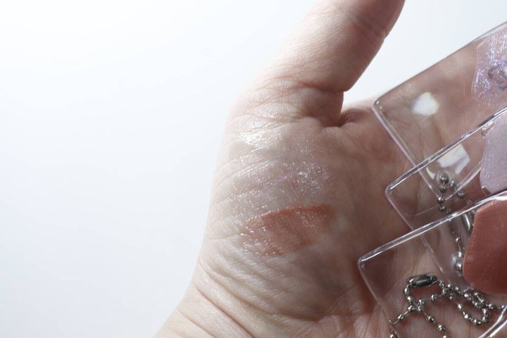 手の甲に3色のリップグロスを塗って発色を比較している