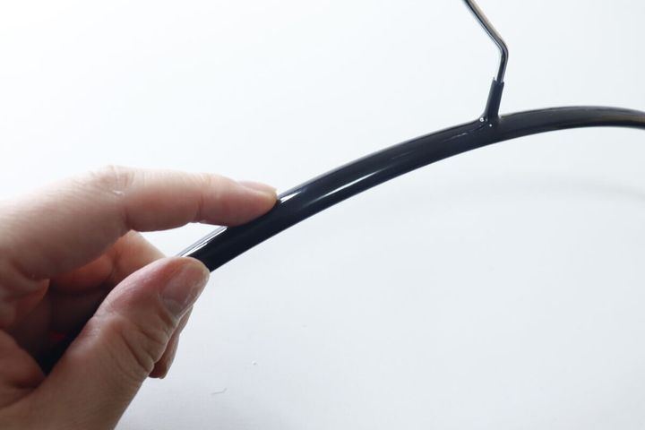 指でハンガーの表面の滑りにくい加工を触っている様子
