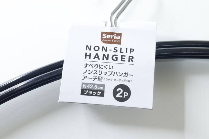 商品タグの表面、商品名とサイズ、2P表記のクローズアップ