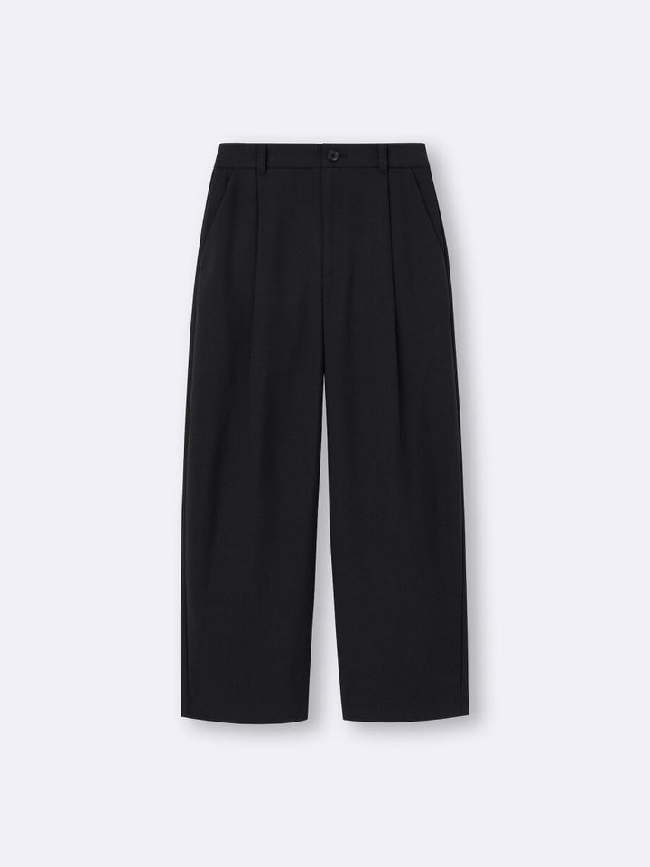 黒色のワイドテーパードアンクルパンツ