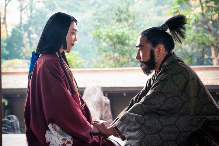 だし（山谷花純）、荒木村重（トータス松本）／大河ドラマ「豊臣兄弟！」第24回より ©️NHK