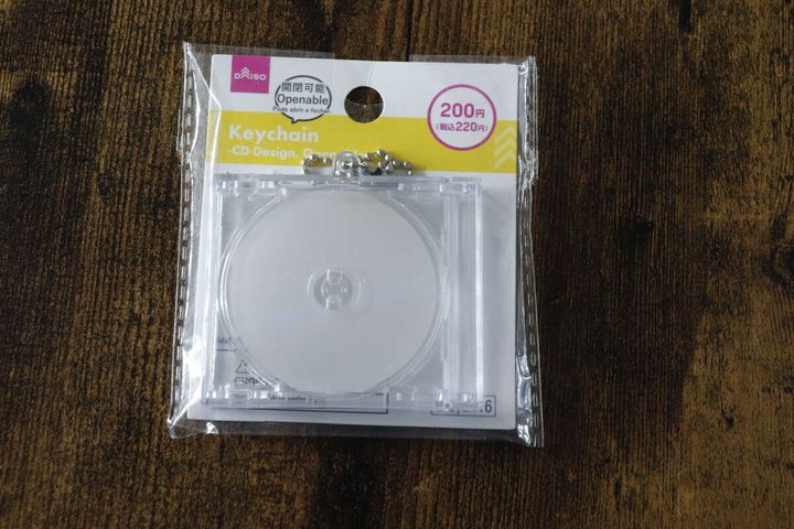 ダイソーのCD風キーホルダーが透明なパッケージに入っている