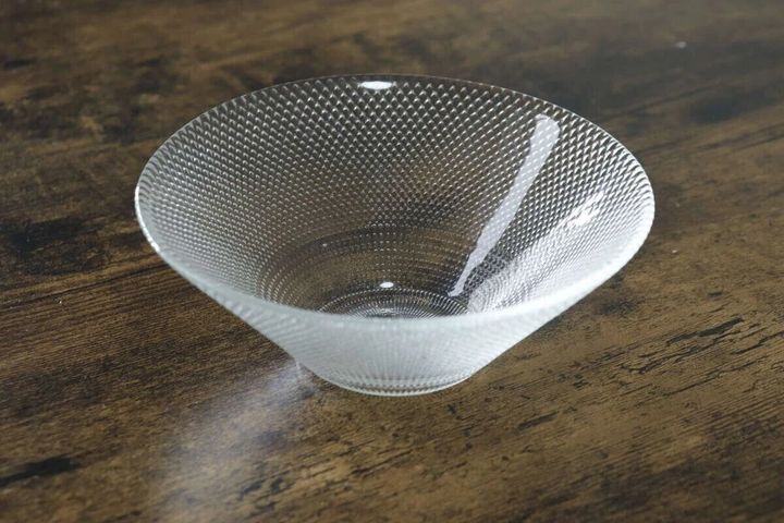 木目のテーブルに置かれたダイソーの円錐鉢。表面に凹凸加工