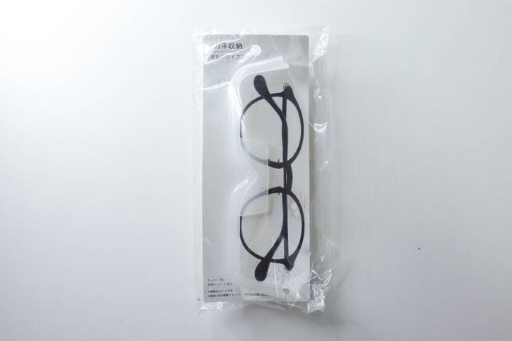 透明な袋に入ったセリアのメガネ収納（壁貼りタイプ）のパッケージ