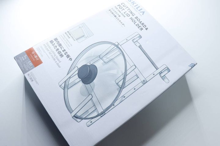 ダイソーのシンクドア用まな板＆鍋ふたホルダーのパッケージを斜めから