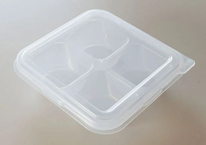 4つの仕切りがある透明なプラスチック製のダイソー作り置きおかずトレー