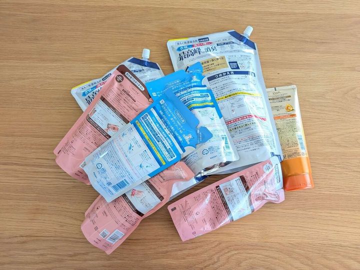 詰め替え用洗剤やシャンプーのパウチが複数積み重ねられている