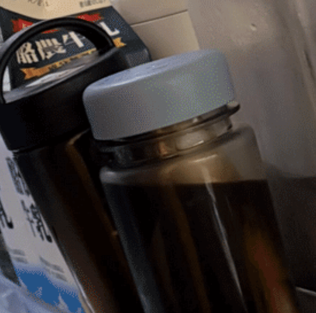 妻「旦那がアイスコーヒー作ってくれた！」ボトルを開けると… 目を疑う”光景”に「飲まなくて良かった」 | TRILL【トリル】