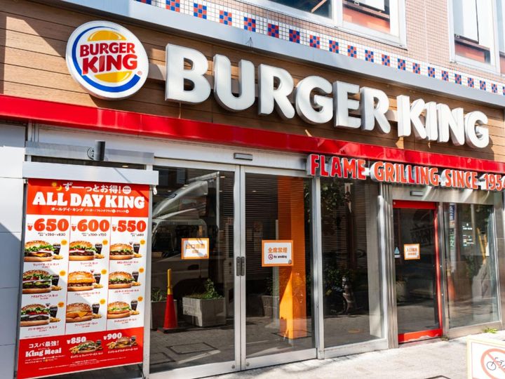 バーガーキング公式Xは6月25日に投稿を更新。人気サイドメニュー2個で500円になるお得な企画を発表し、話題を集めています。（サムネイル画像出典：PIXTAより）