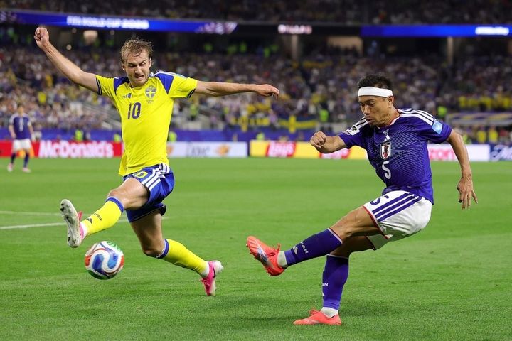 （写真右）W杯5大会連続出場を達成した長友佑都（C）Getty Images