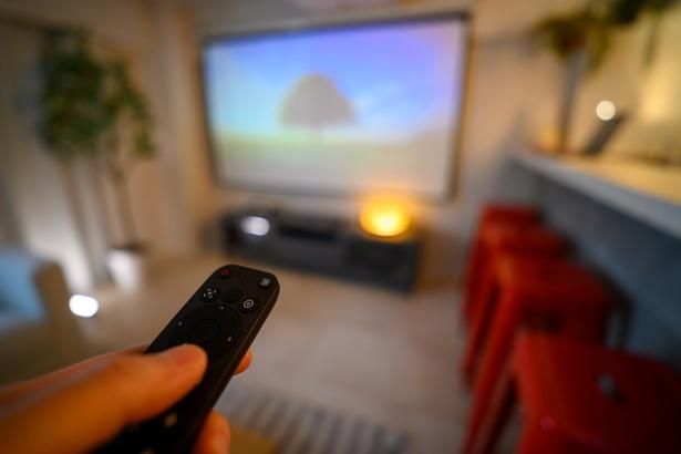 最新ホームシアターシステムで映画館さながらの臨場感＆没入感を (C)Graphs / PIXTA