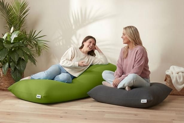 左から、「Yogibo Max」(3万2890円)、「Yogibo Mini」(2万1890円) 画像提供：株式会社Yogibo