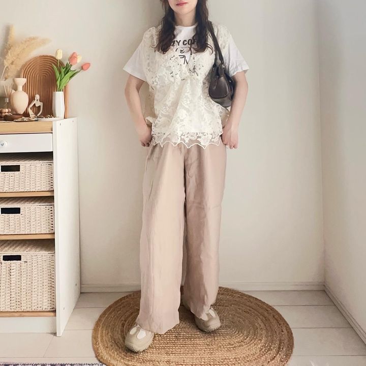画像: イラストTシャツ ✕ レースジレで華やかさをプラス
