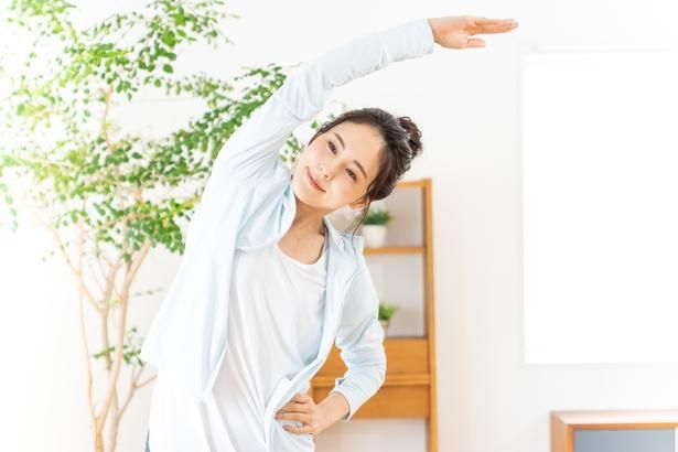 【写真】暑い時期は屋内でできる体操で体をリフレッシュ！ さわこ / PIXTA(ピクスタ)