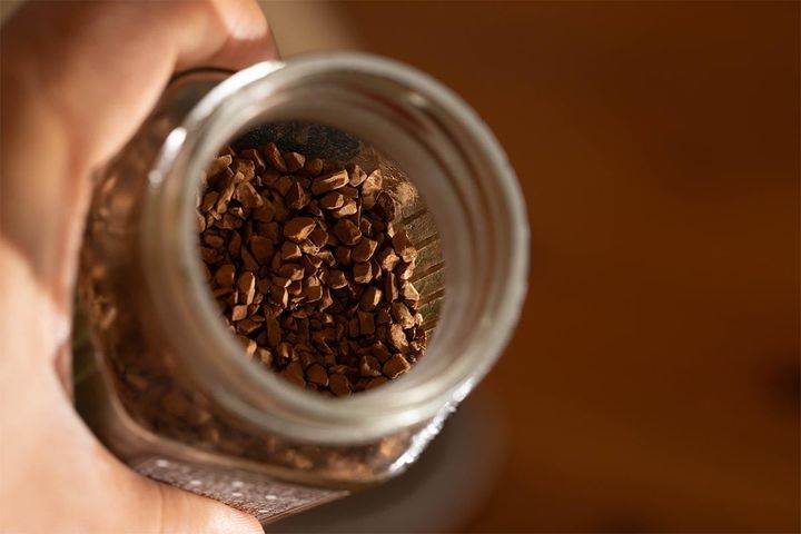 湿気で固まったインスタントコーヒーは飲める？（画像はイメージ）
