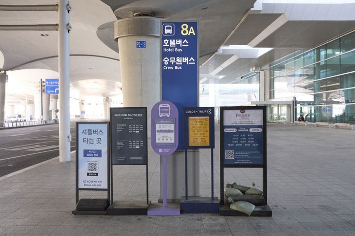 仁川国際空港第2ターミナル8Aのバス乗り場。紫色の時刻表が目印