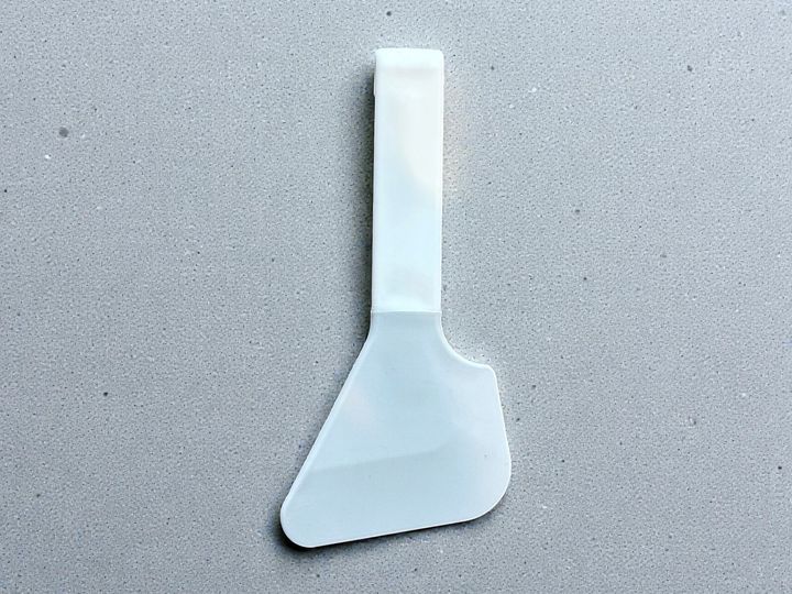 便利グッズが豊富な100円ショップダイソー。今回ご紹介するのは、「水切りかごに掛けられるスクレーパー」。です。家事の時短にもエコにもなる優秀アイテムをご紹介します。