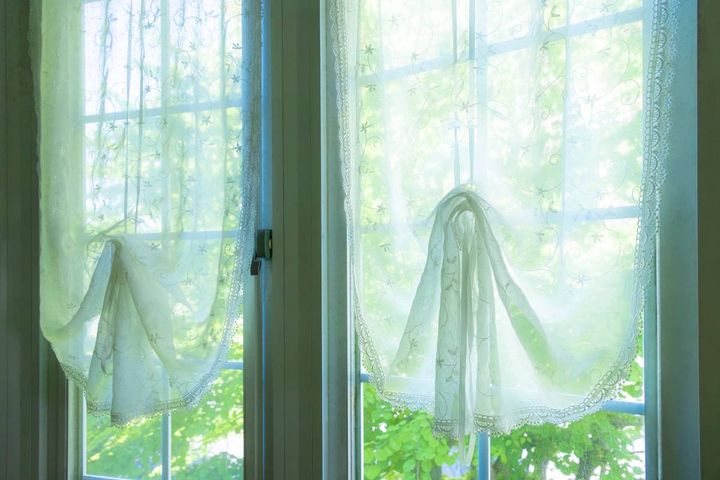 南東 開運 招く 明るい色のカーテン