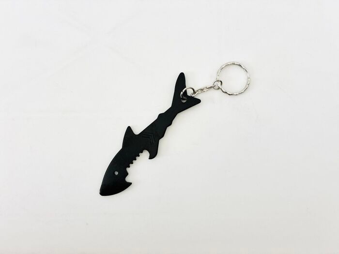 【セリア】ただのキーホルダーじゃない！持っているとヒーローになれる『マルチなサメ』の正体とは？
