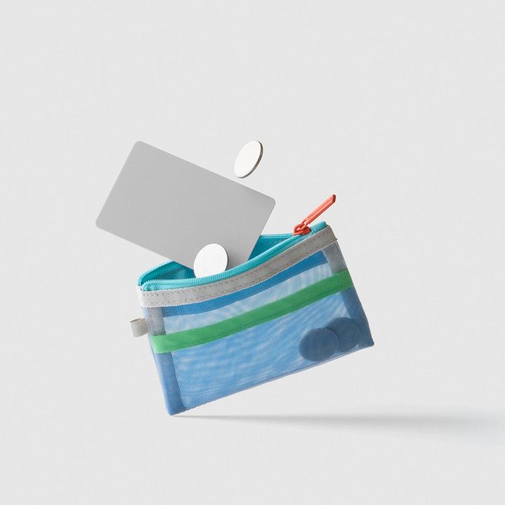 ワンマイルのお出かけから日々の身の回りの整理まで、日常生活に自然となじむ「Convenience Wear」の新作雑貨。軽さ、収納力、使いやすさを備えたサコッシュは、コンビニで気軽に手に取れる注目アイテムとなりそうだ。