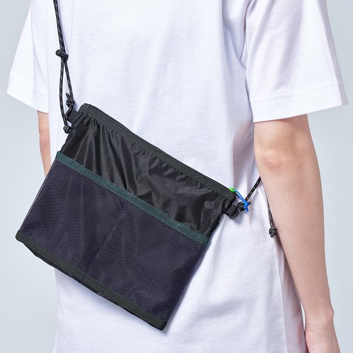 FamilyMart（ファミリーマート）のオリジナルアパレルブランド「Convenience Wear（コンビニエンスウェア）」から、ワンマイルのお出かけに便利な「サコッシュ」が新登場。2026年6月26日（金）より、全国のFamilyMart約16,400店で順次発売される。