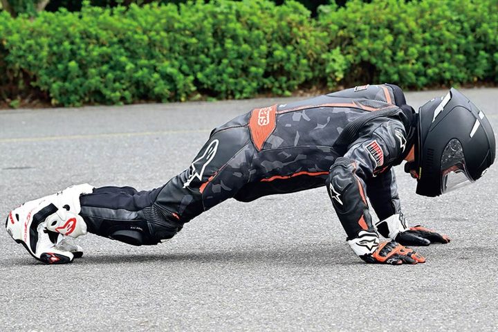 「押す」よりも「止める」感覚？ 元MotoGPライダーが語るプッシングステアとブレーキングの関係｜プッシングステアで鋭く曲がる Vol02
