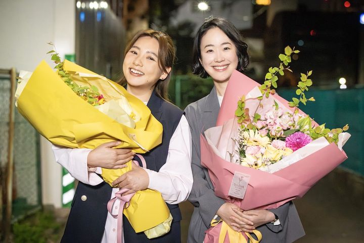 ドラマ『銀河の一票』クランクアップ写真 野呂佳代、黒木華 （C）カンテレ width=