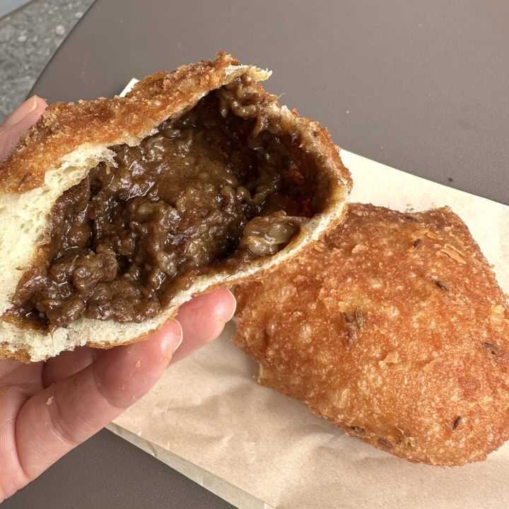 カレーパンを半分にきり、中身が見える状態