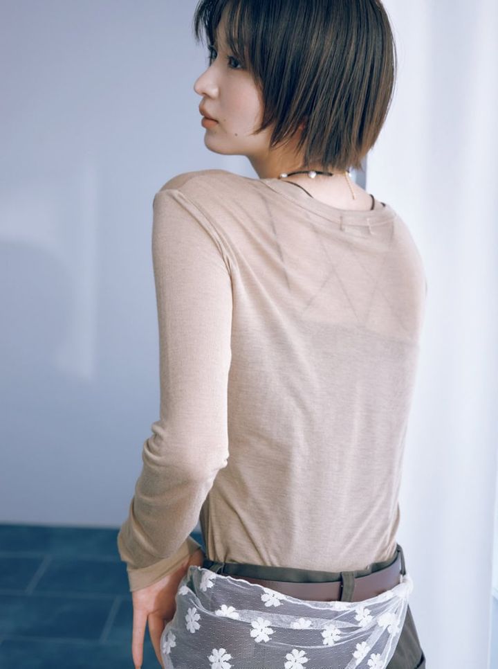 Tシャツ￥14,300（アッシャー／シティショップ） パールチョーカー￥16,500（シー／エスストア） 腰に巻いたバブーシュカ￥6,600（トゥ） ベルト￥3,960（シップス エニィ／シップス インフォメーションセンター） パンツ￥2,990（ジーユー）