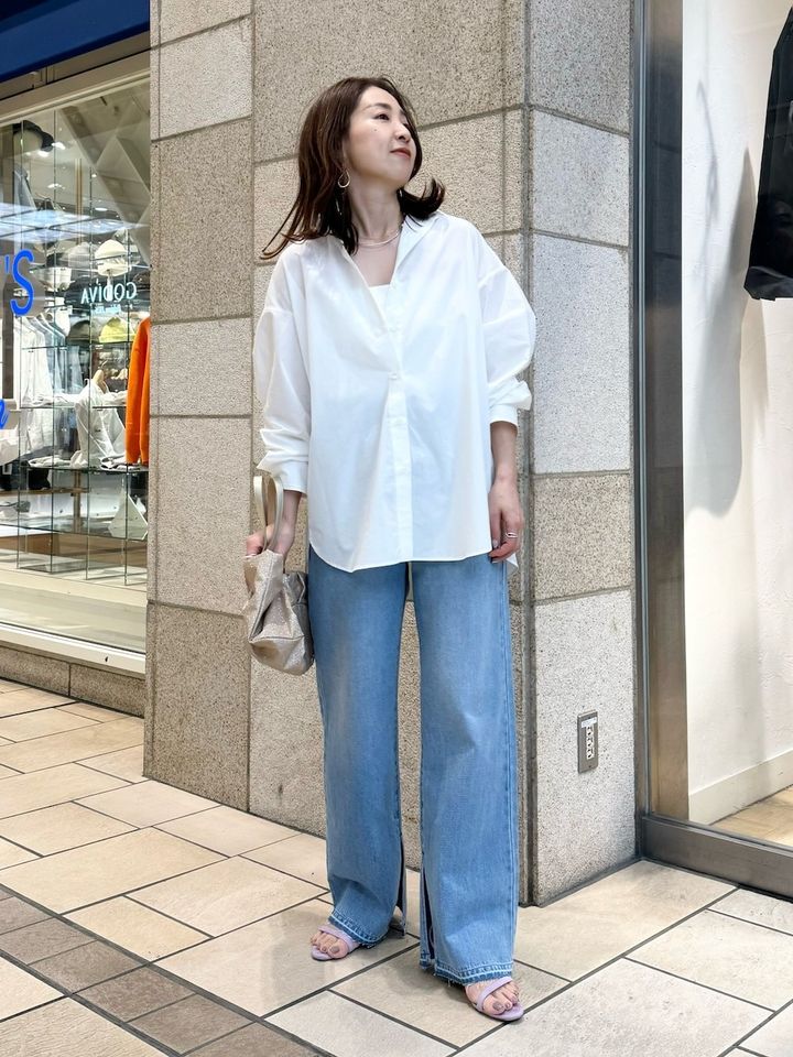軽やかさが魅力！淡いブルーデニムで休日スタイルを楽しむ