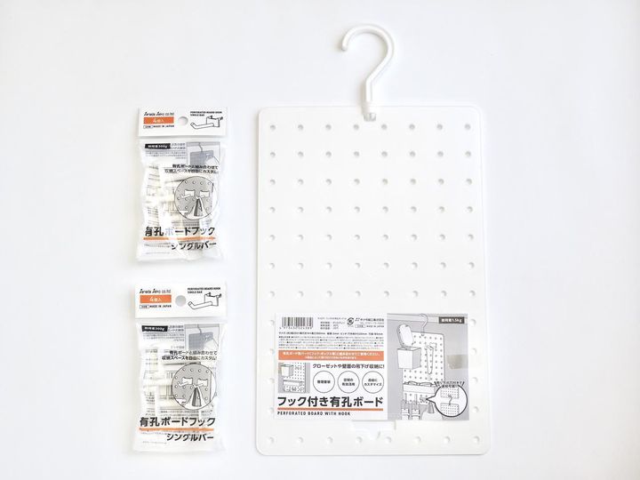 画像: 穴あけ不要で使える、フック付き有孔ボード