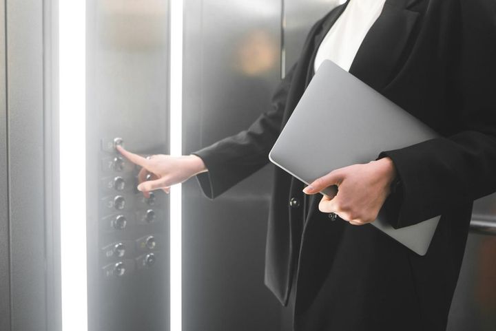 画像: 乗せまいと「閉まる」ボタンを連打！？ エレベーターを私物化する60代住人が突然消えたワケ