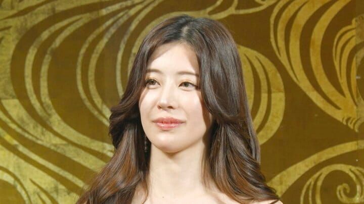 【写真・画像】“胸は天然もの”中洲元No.1キャバ嬢の“チラ見え”大胆ドレスにノブコブ吉村「どういう服？」 1枚目