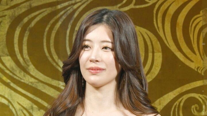 【写真・画像】“胸は天然もの”中洲元No.1キャバ嬢の“チラ見え”大胆ドレスにノブコブ吉村「どういう服？」 1枚目