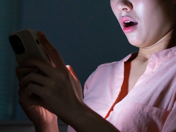 【日本睡眠学会所属医師が回答】死亡率が最も高い睡眠時間・低い睡眠時間は何時間でしょうか？ 実は、睡眠時間は短過ぎも長過ぎも死亡率が上がるようです。分かりやすく解説します。（※画像：Shutterstock.com）