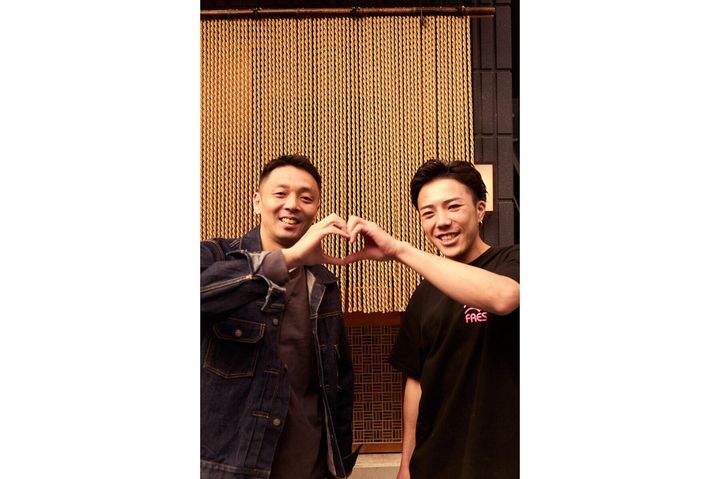 オーナーの池上善史さん（左）と、店長で料理の統括を手がける藤野廉さん