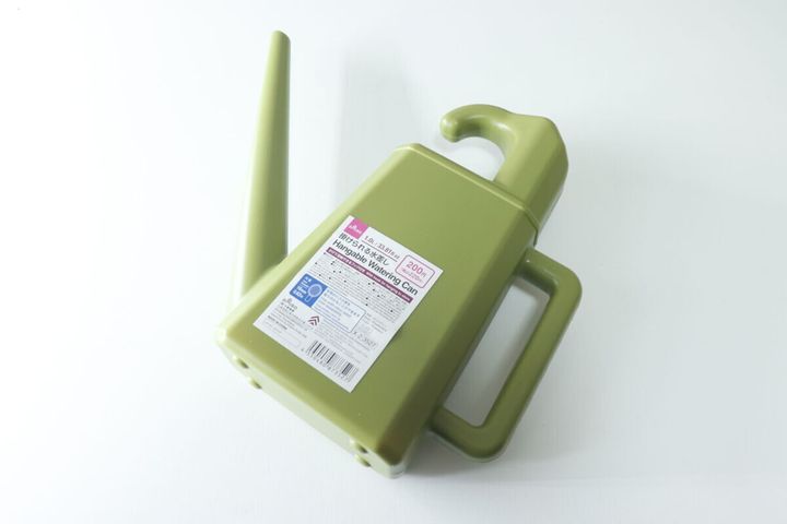 緑色のダイソー「掛けられる水差し」（別角度）