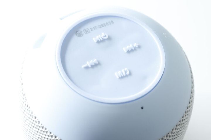スピーカー底面の再生、音量、モード切り替えボタン