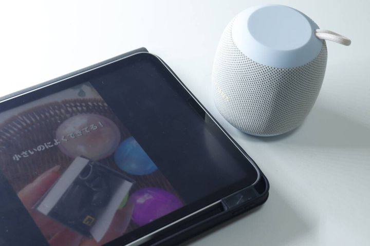 スピーカーとタブレットが並べられ音楽再生している様子