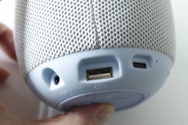 スピーカー底面のAUX、USB、Type-C充電ポート