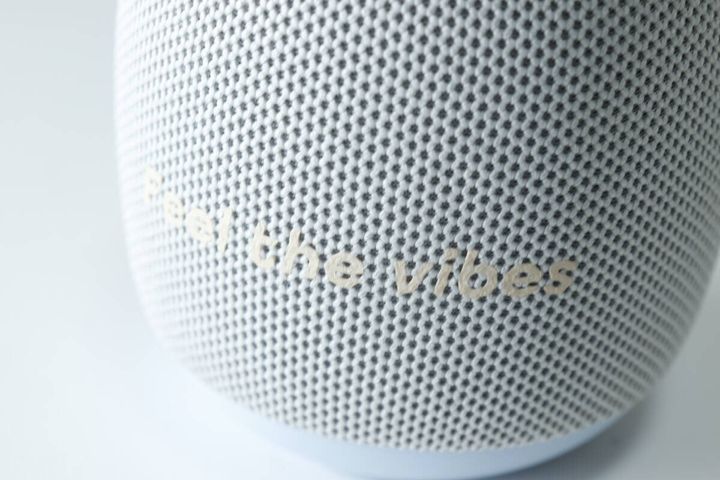 スピーカーのネット部分と「feel the vibes」のロゴ