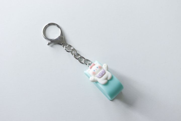 白いクマのマスコットが付いたミントグリーンのミニステープラー