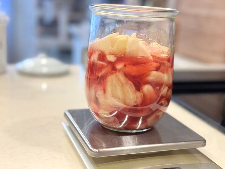 赤酢を入れた新生姜
