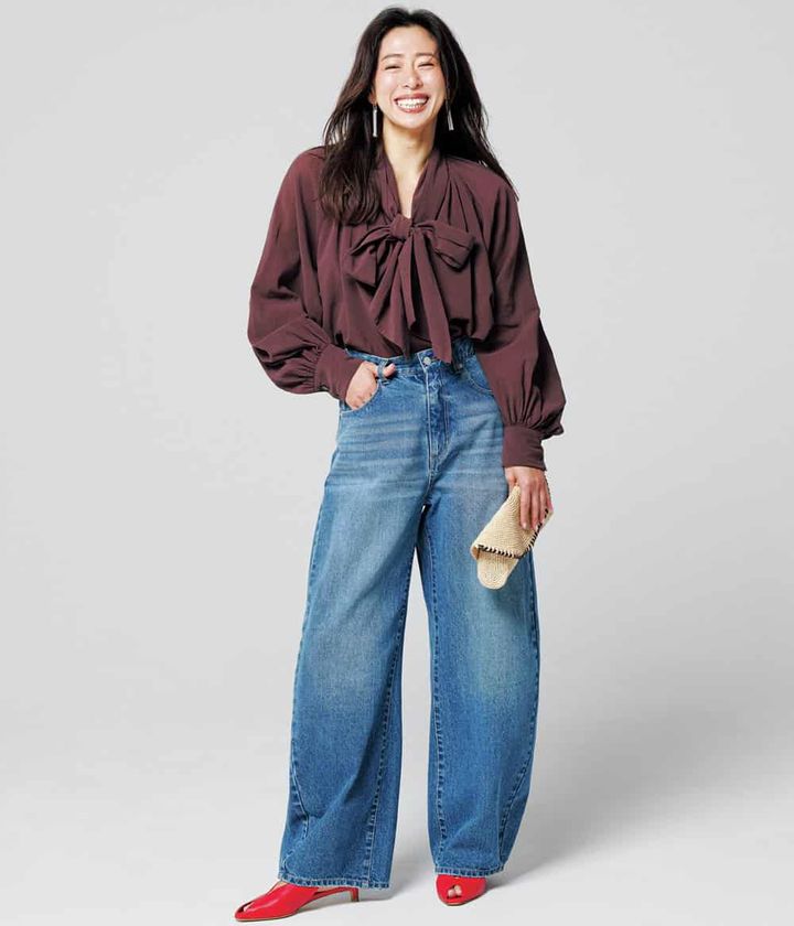 野沢和香 ブラウンリボンブラウス バレルデニム 赤パンプス コーデ