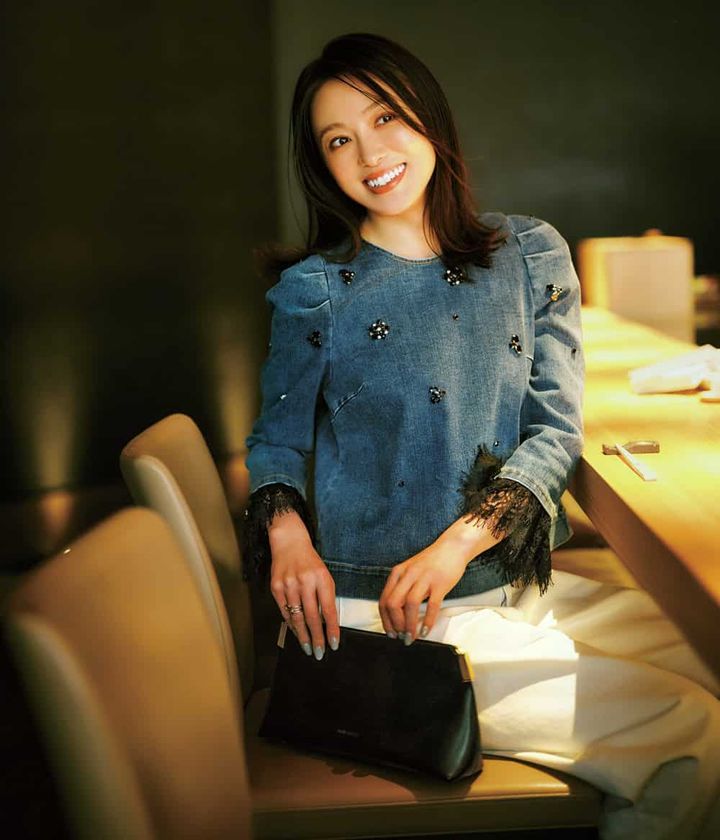 徳澤直子 デニムブラウス ホワイトデニムパンツ コーデ